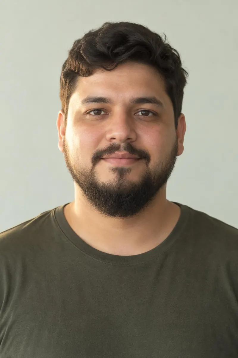 Homem de rosto redondo com barba adequada ao formato